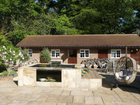 The Stables - 2 bed with large garden and hot tub.